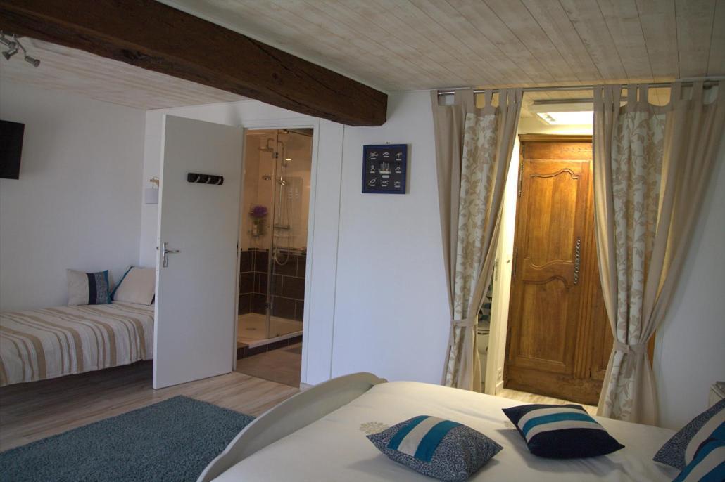 Chambre D Hote La Roussiere Saint-Ouen-Des-Toits Dış mekan fotoğraf