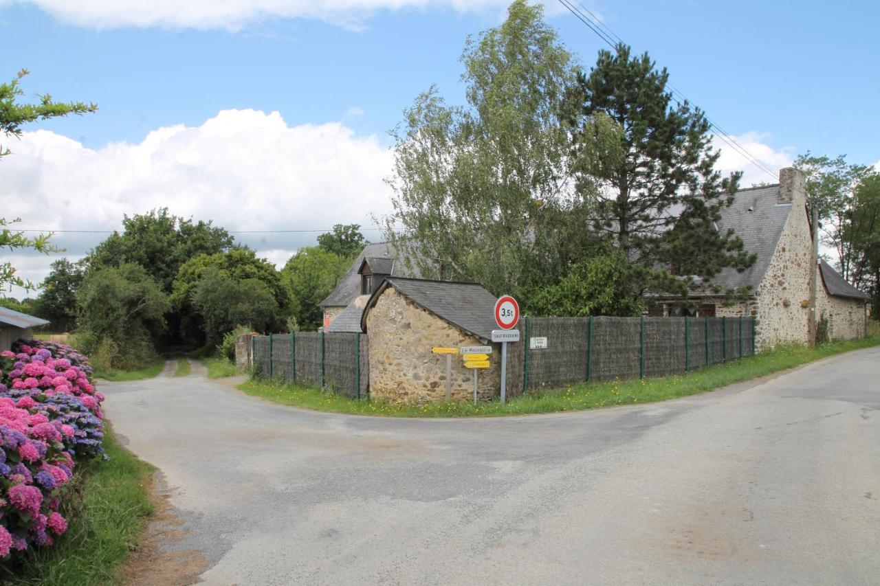 Chambre D Hote La Roussiere Saint-Ouen-Des-Toits Dış mekan fotoğraf